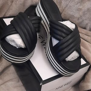 NINE WEST SIZE 9 BLACK LOW WEDGE SANDALS